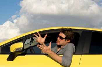 Estas son las conductas riesgosas que pueden provocar accidentes según el Libro del Nuevo Conductor