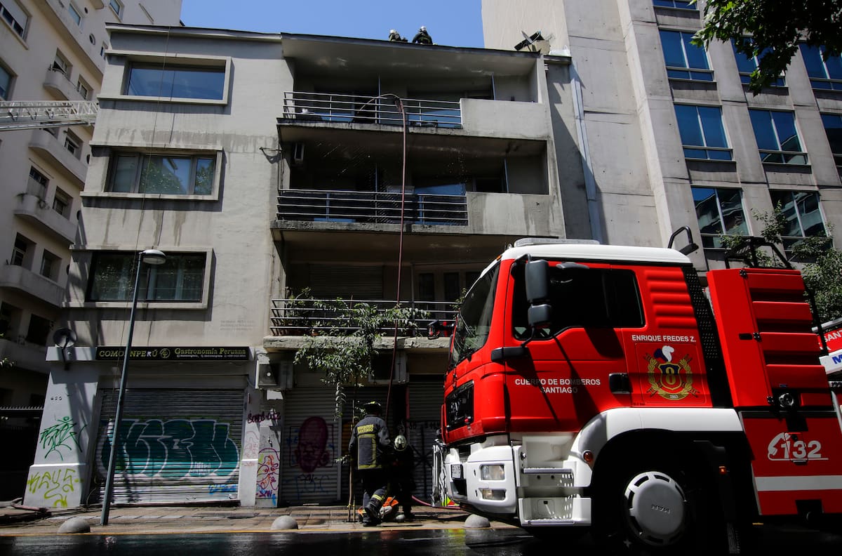 VIDEO | Auto que aprovechó emergencia de Bomberos para manejar tras él terminó chocándolo