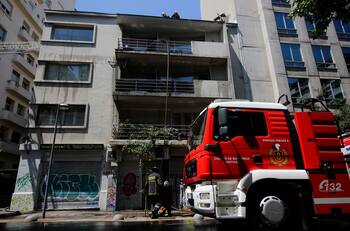 VIDEO | Auto que aprovechó emergencia de Bomberos para manejar tras él terminó chocándolo