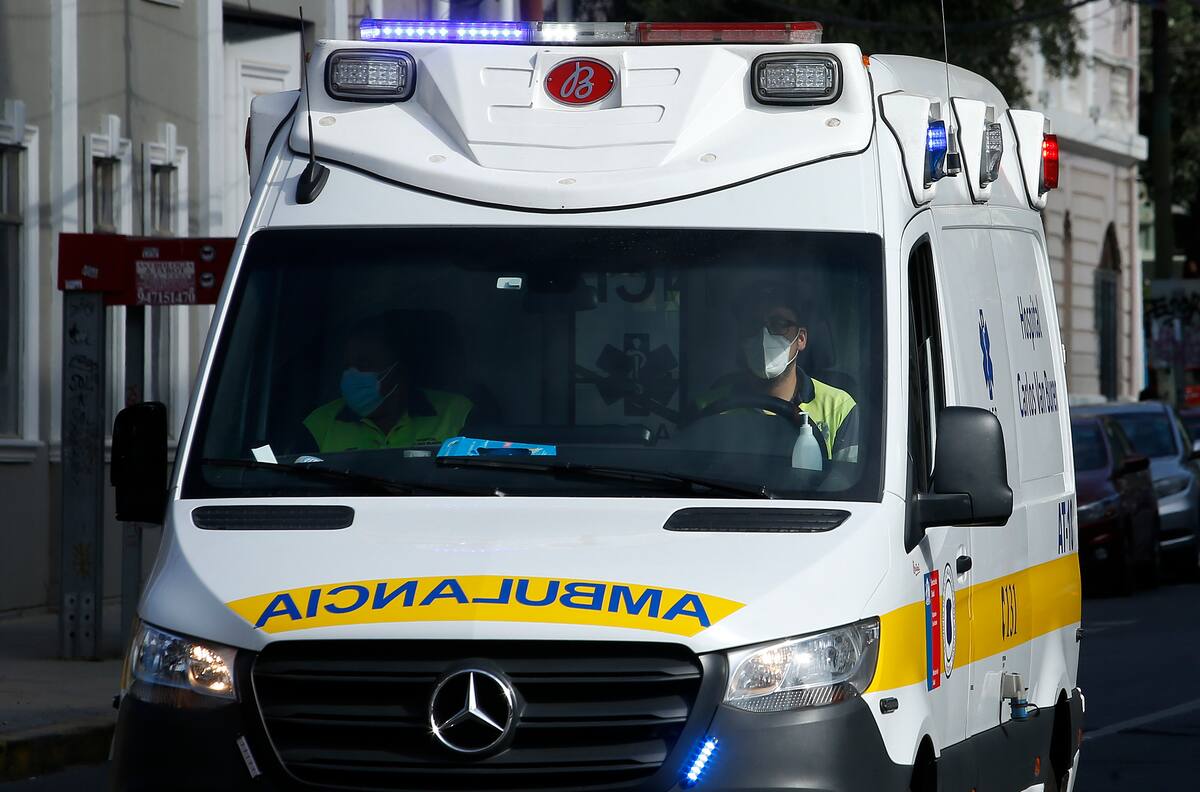 VIDEO | “Este es el criterio que tiene Carabineros”: Detienen a conductor de SAMU por estacionar mal una ambulancia en un accidente