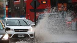 Conductores que mojen a transeúntes en días de lluvia arriesgan multas superiores a los $68.000