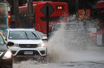 Conductores que mojen a transeúntes en días de lluvia arriesgan multas superiores a los $68.000