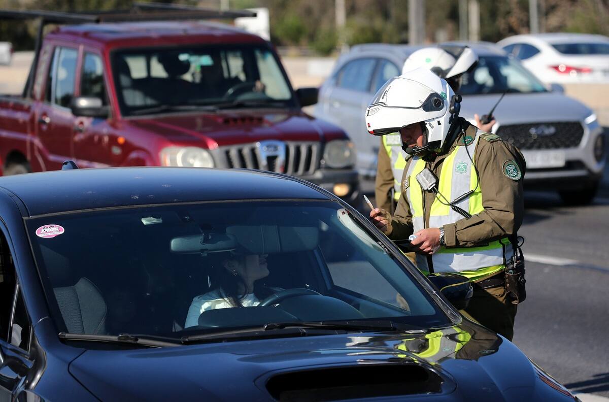 Encuesta confirma que conducir por la berma es la actitud cotidiana que más molesta a los chilenos: Conoce la multa por realizar esta acción