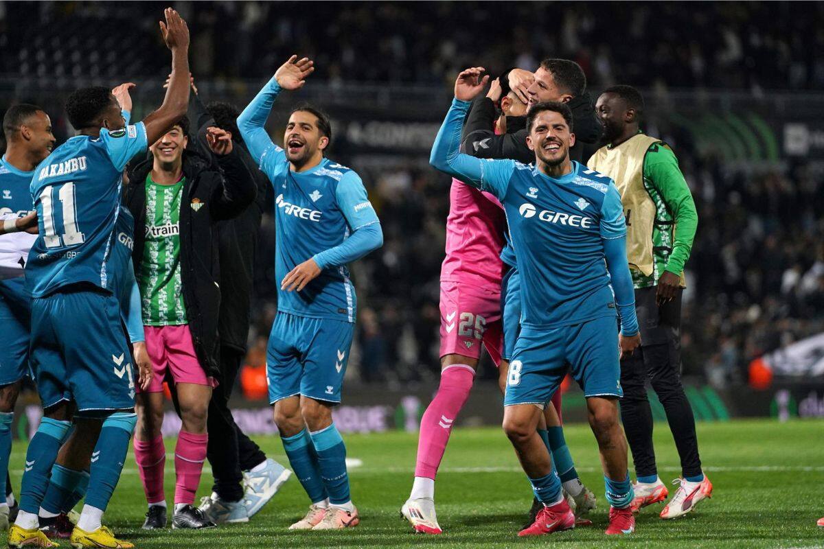 El Betis celebra la clasificación a cuartos de final. Foto: EFE.