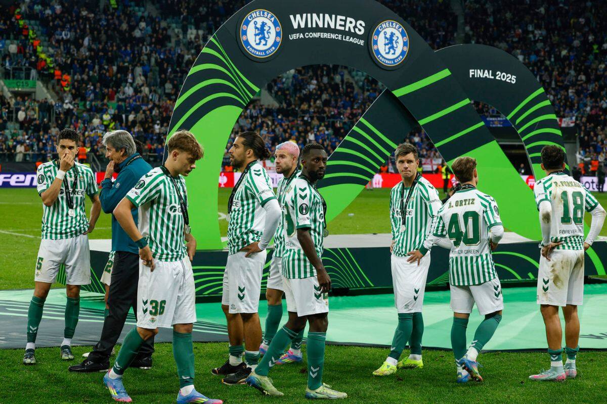 El plantel del Betis, desolado tras perder la final ante el Chelsea. Foto: EFE.