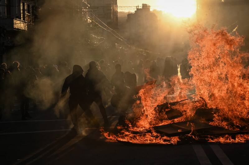 Un camarógrafo herido de bala, 25 detenidos y cinco Carabineros lesionados.