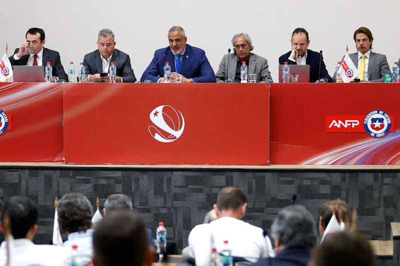 La oposición está convencida que cualquier salida debe gestarse fuera de la sala de consejos, donde nadie muestra su verdadera cara.