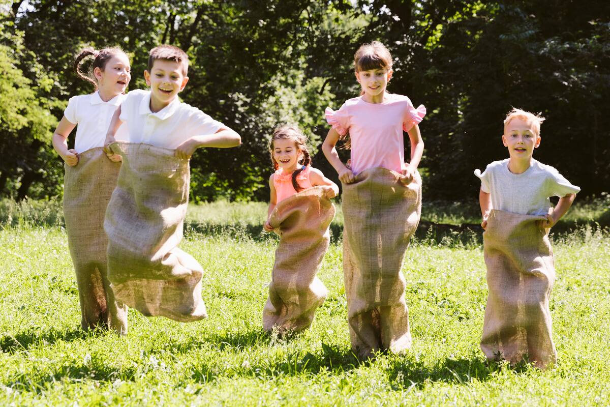 Desde el Mineduc entregaron recomendaciones para resguardar a las y los menores de edad del calor. Créditos: Freepik.