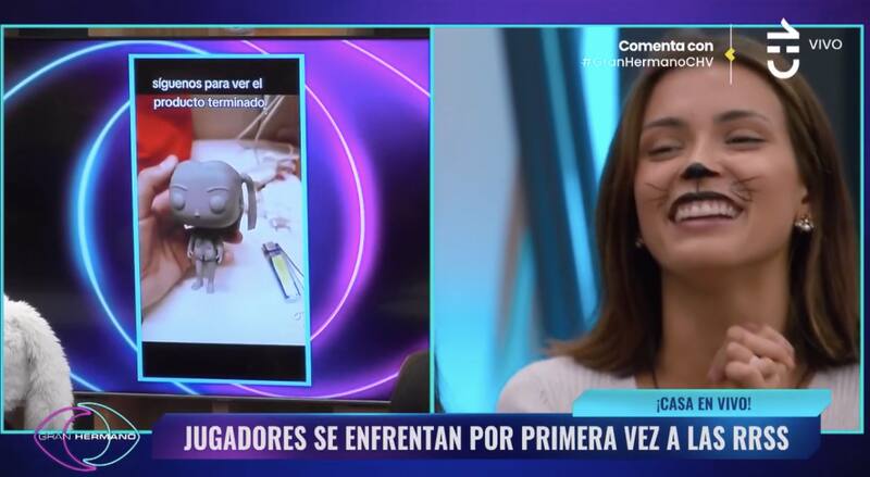 Constanza Capelli reacciona a los videos. Foto: CHV.