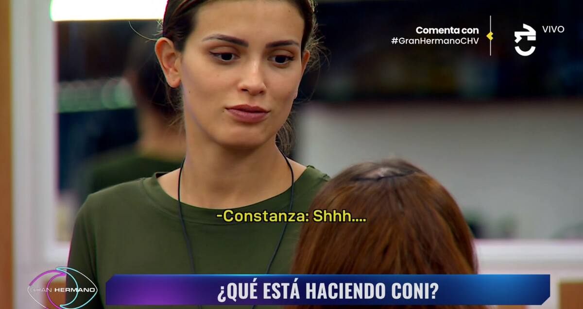 Constanza Capelli hablando con Ignacia Michelson en "Gran Hermano" Chile.