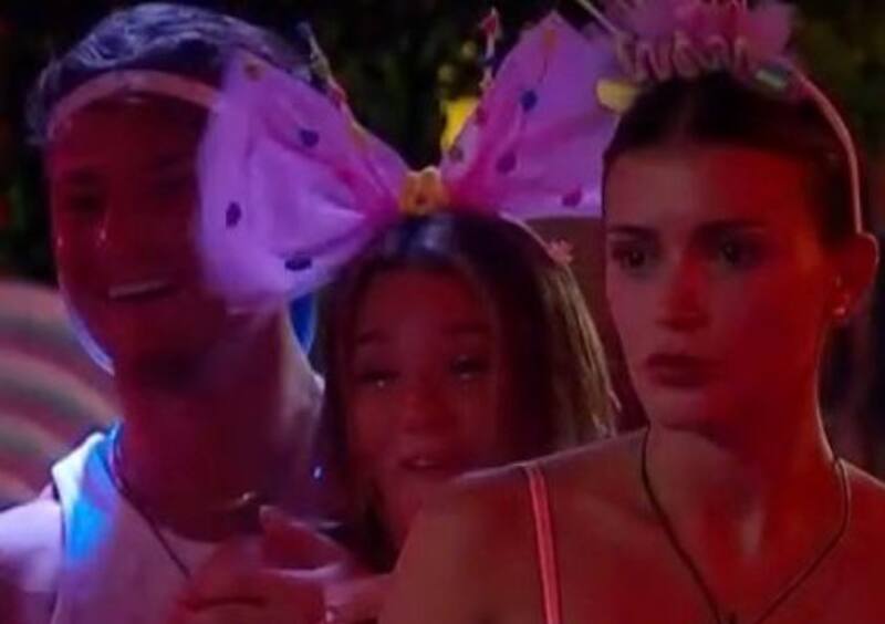 Constanza Capelli siendo atacada por Sebastián Ramírez en la última fiesta de "Gran Hermano" Chile.