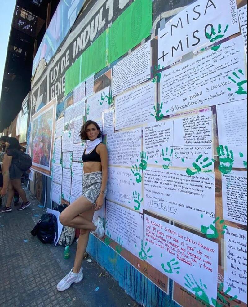 Constanza Capelli participando de la marcha en un 8M.