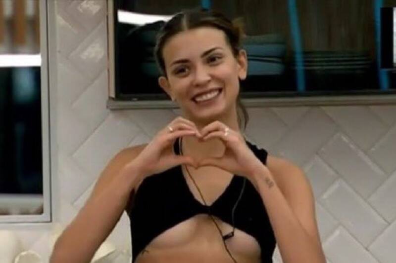 El peto negro de Constanza Capelli causa sensación en el exterior.