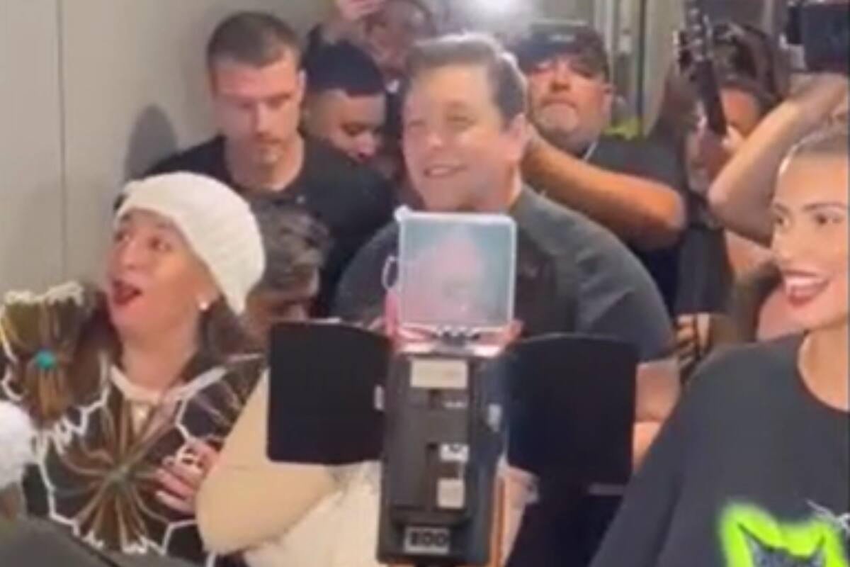 Las finalistas llegaron a Chile pasadas las 20:00 horas.