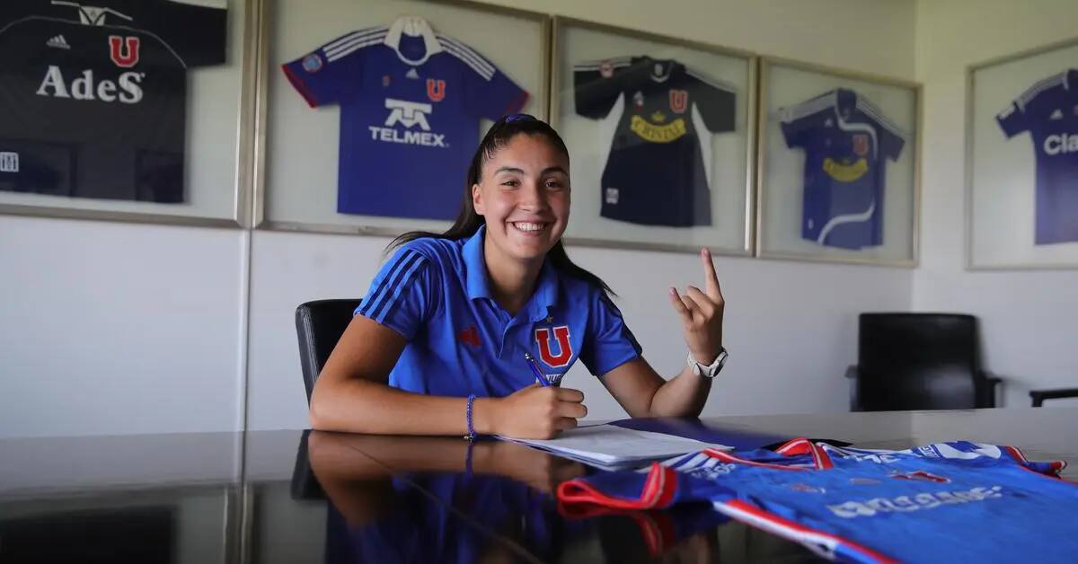 en su presentación como nueva jugadora de la Universidad de Chile. Foto: @udechilefem en X