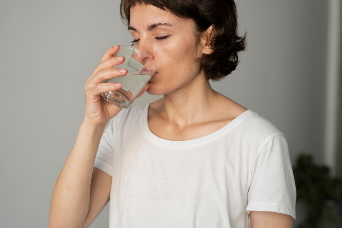 Los expertos aconsejan beber entre dos a tres litros de agua al día a través de vasos de 250 ml cada cierto tiempo. Créditos: Freepik.