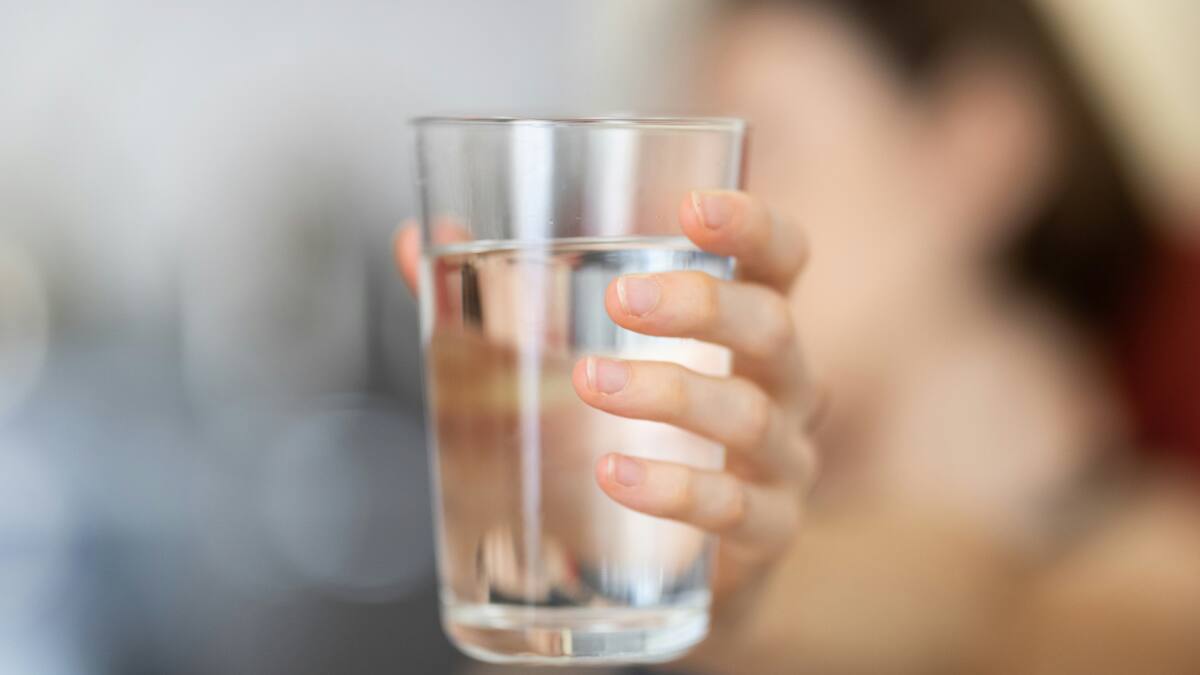 “Hidratarse bien es una forma de autocuidado“: Experto explica por qué es clave tomar agua en días de calor