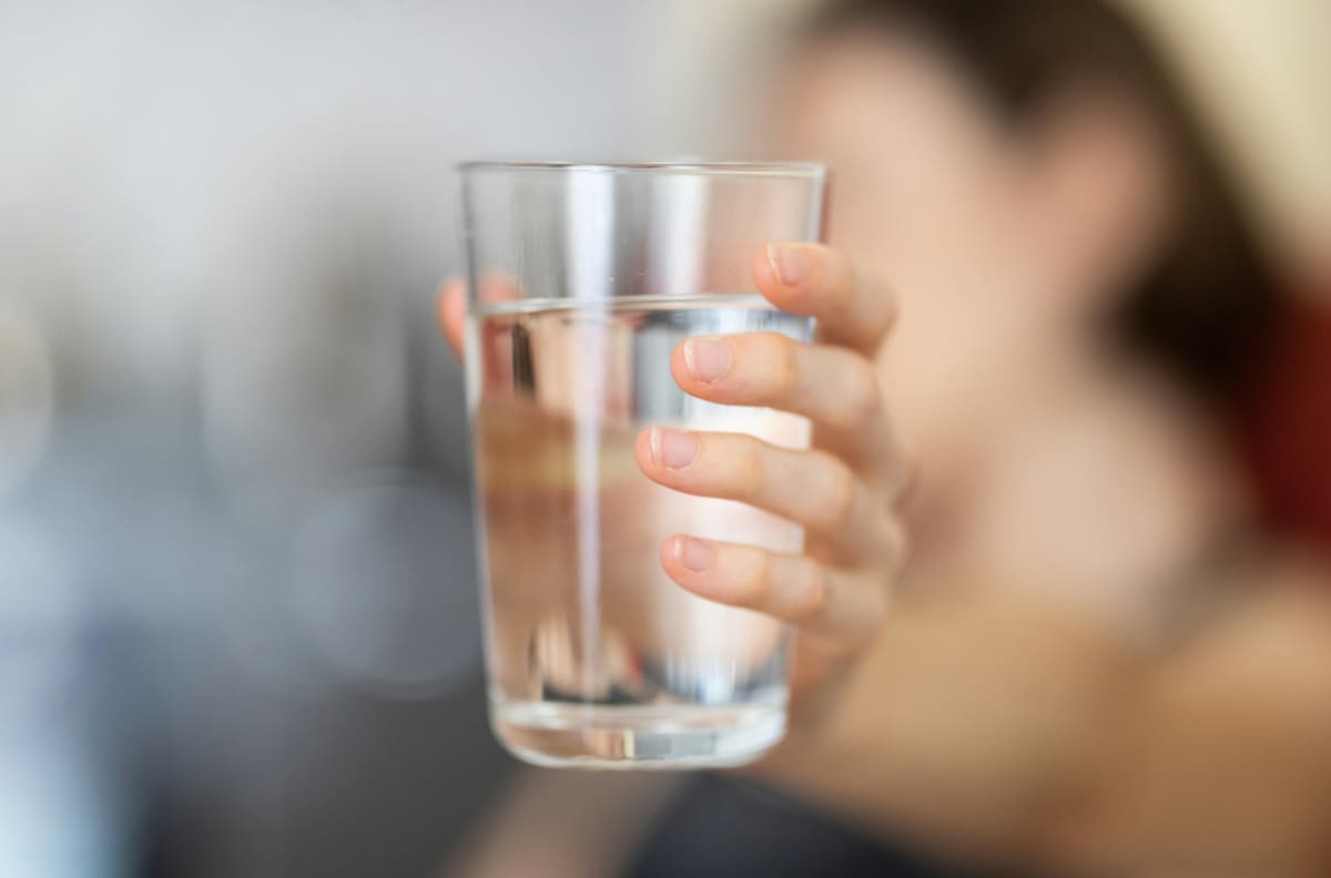 “Hidratarse bien es una forma de autocuidado“: Experto explica por qué es clave tomar agua en días de calor