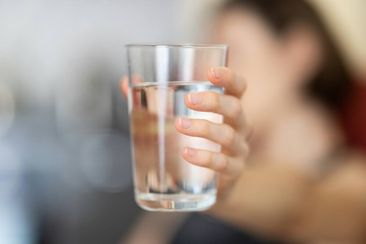 Con el aumento de las temperaturas, es importante mantenerse hidratado para prevenir problemas de salud. Créditos: Unsplash.