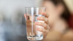 “Hidratarse bien es una forma de autocuidado“: Experto explica por qué es clave tomar agua en días de calor