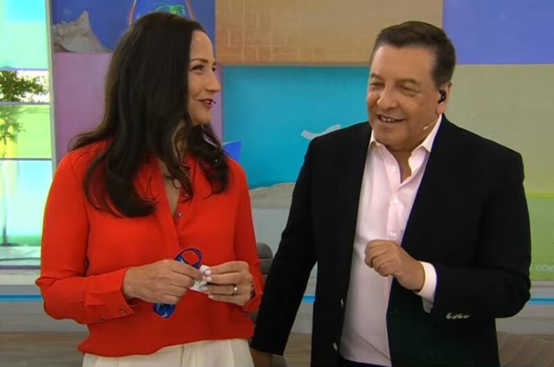 Andrea Arístegui recibió la bienvenida de parte de Julio César Rodríguez. Créditos: Captura CHV