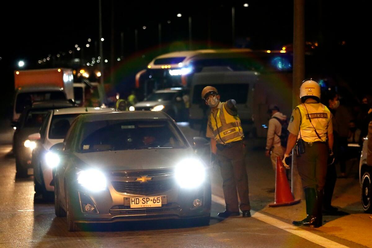 Curacavi 30 abril 2020
Estrictos controles sanitarios se realizan a la altura del kilometro 46 de la ruta 68 por la pandemia de Coronavirus. Los controles sanitarios evitan que las personas se trasladan a sus segundas viviendas durante el fin de semana largo.
Marcelo Hernandez/Aton Chile