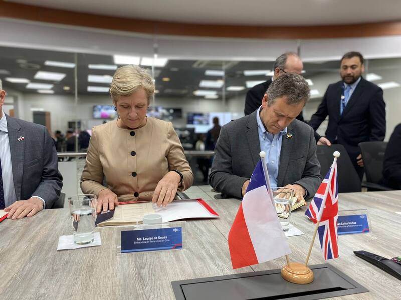 El acuerdo se firmó bajo el plan "Trenes para Chile"