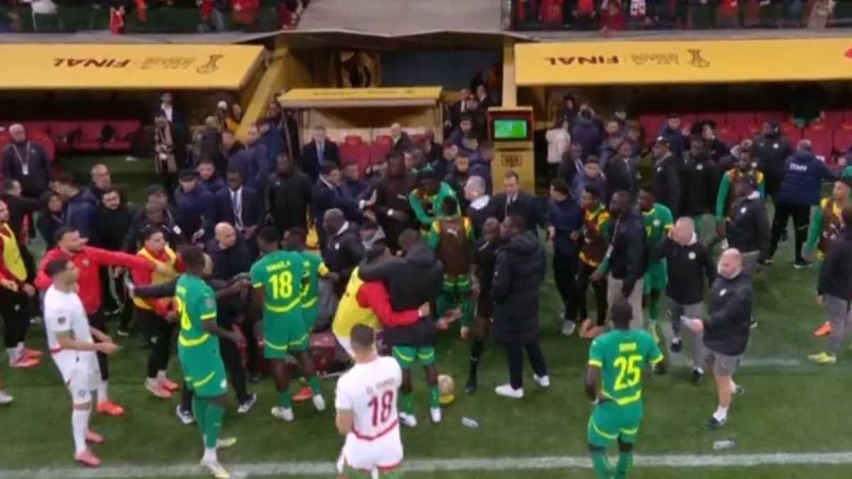 VIDEO | Escándalo en la Copa Africana: Senegal abandonó la cancha por supuesto robo y Brahim Díaz erró el gol del título
