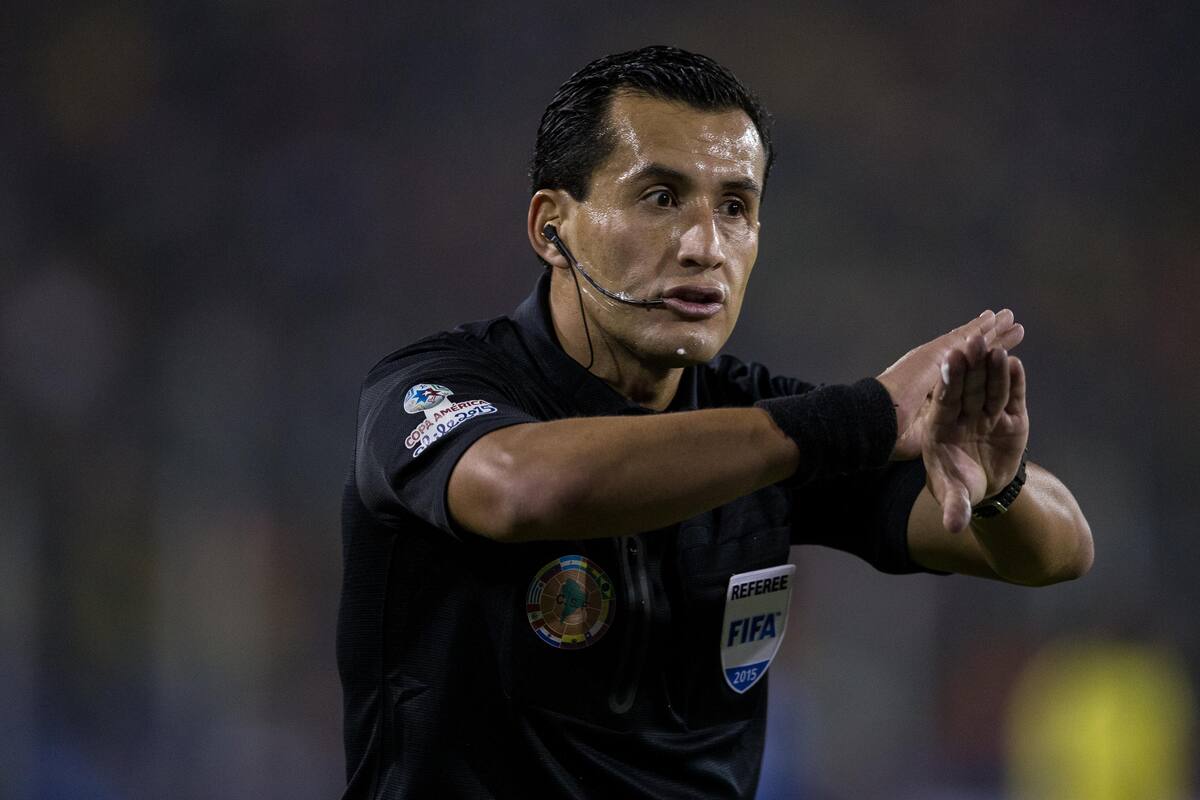 El arbitro Enrique Osses.