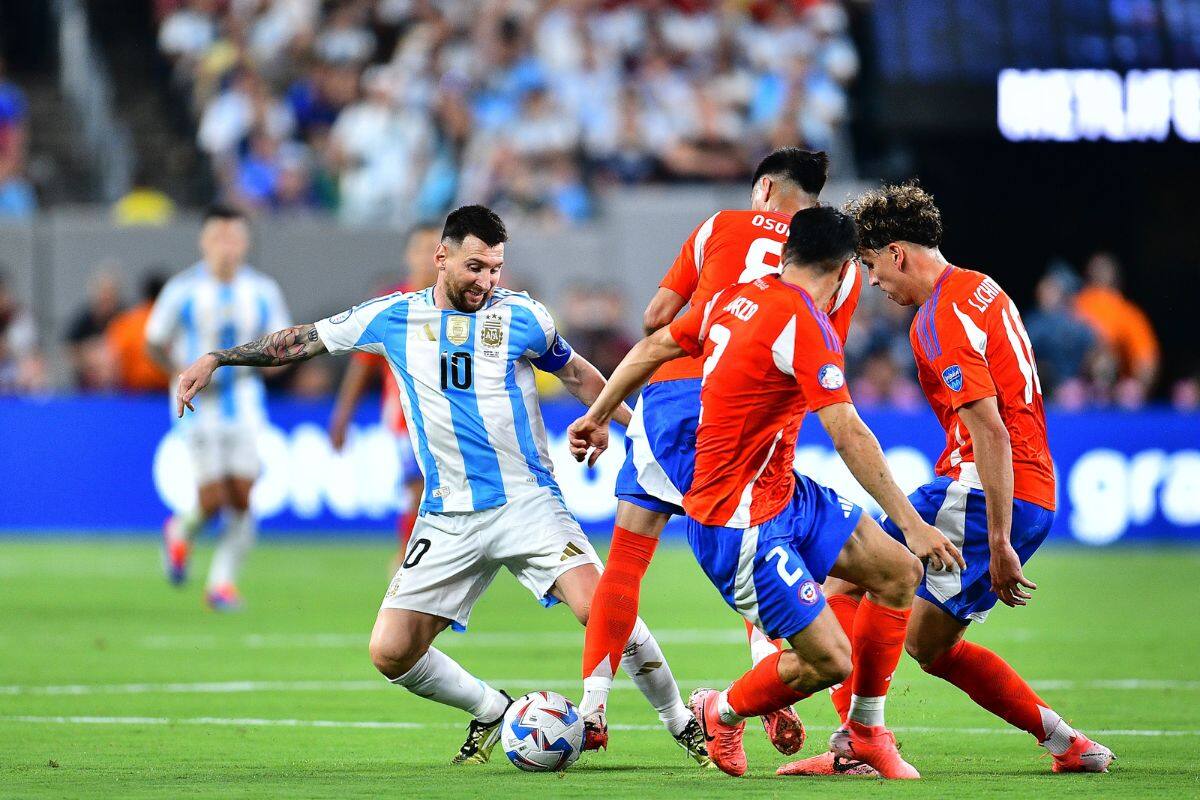 Había mucho que analizar tras el Chile vs Argentina, sin embargo Canal 13 se fue directamente al reality show tras el pitazo final. Foto: Agencia Aton.