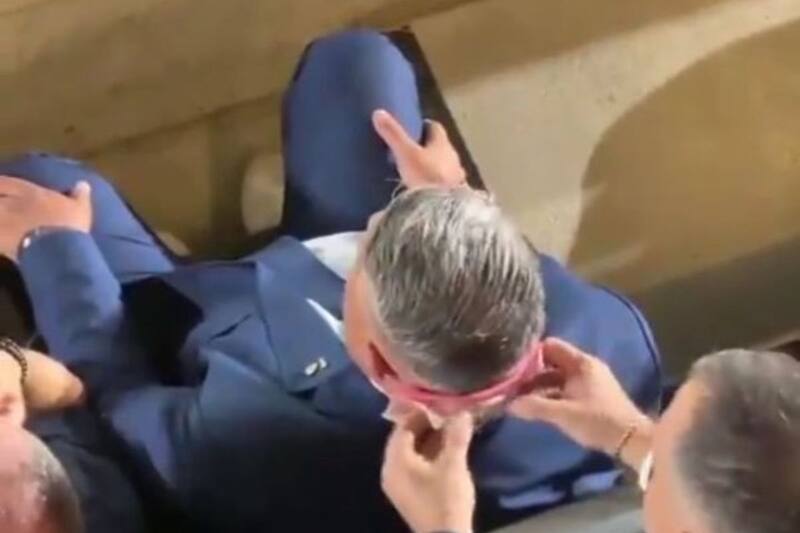 El presidente de la AFA, Claudio Chiqui Tapia, tuvo a alguien encargado de secarle la transpiración durante el partido Argentina vs Canadá.