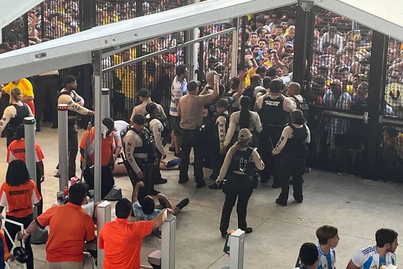 Caos absoluto en los ingresos al Hard Rock Stadium de Miami, antes de la final entre Argentina y Colombia. Foto: EFE.