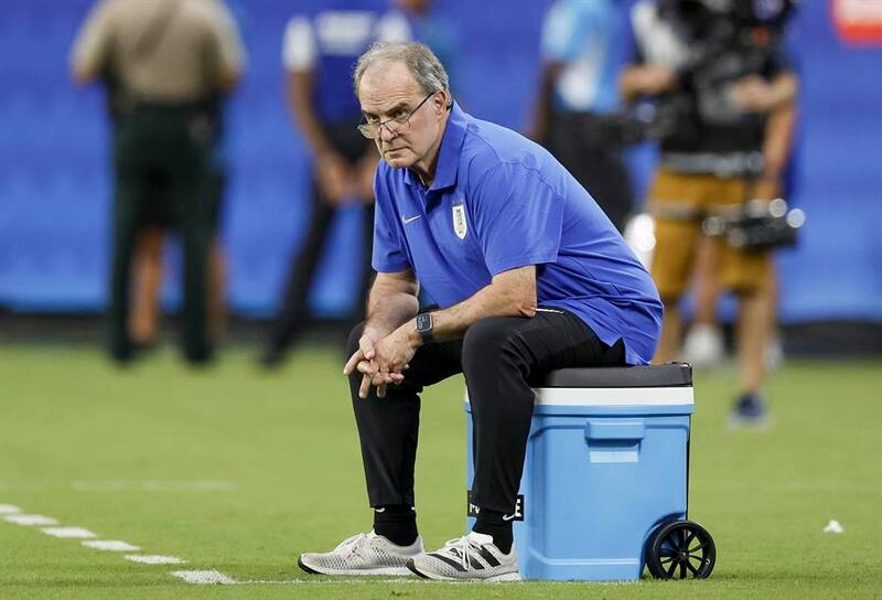Marcelo Bielsa fue muy autocrítico tras la eliminación de Uruguay. Foto: EFE.