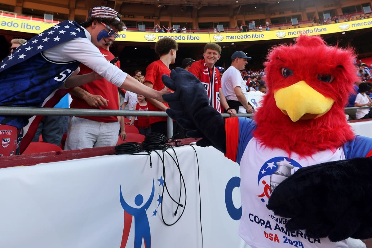 . Chile podrá ver por TV abierta el duelo entre Uruguay y Colombia. Foto: EFE.