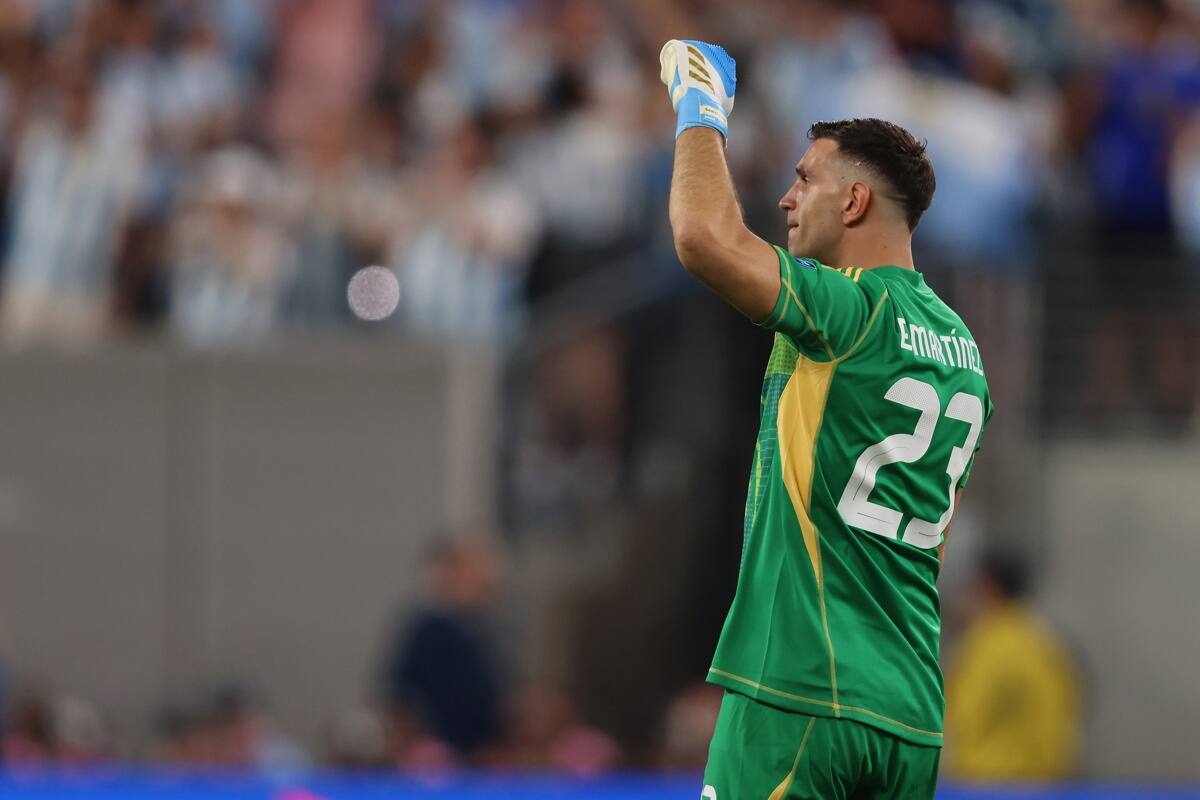 Dibu Martínez festejando el triunfo de Argentina sobre Chile. EFE