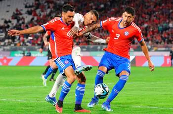 Compite con Eduardo Vargas por ser goleador histórico de Copa América pero anunció su adiós