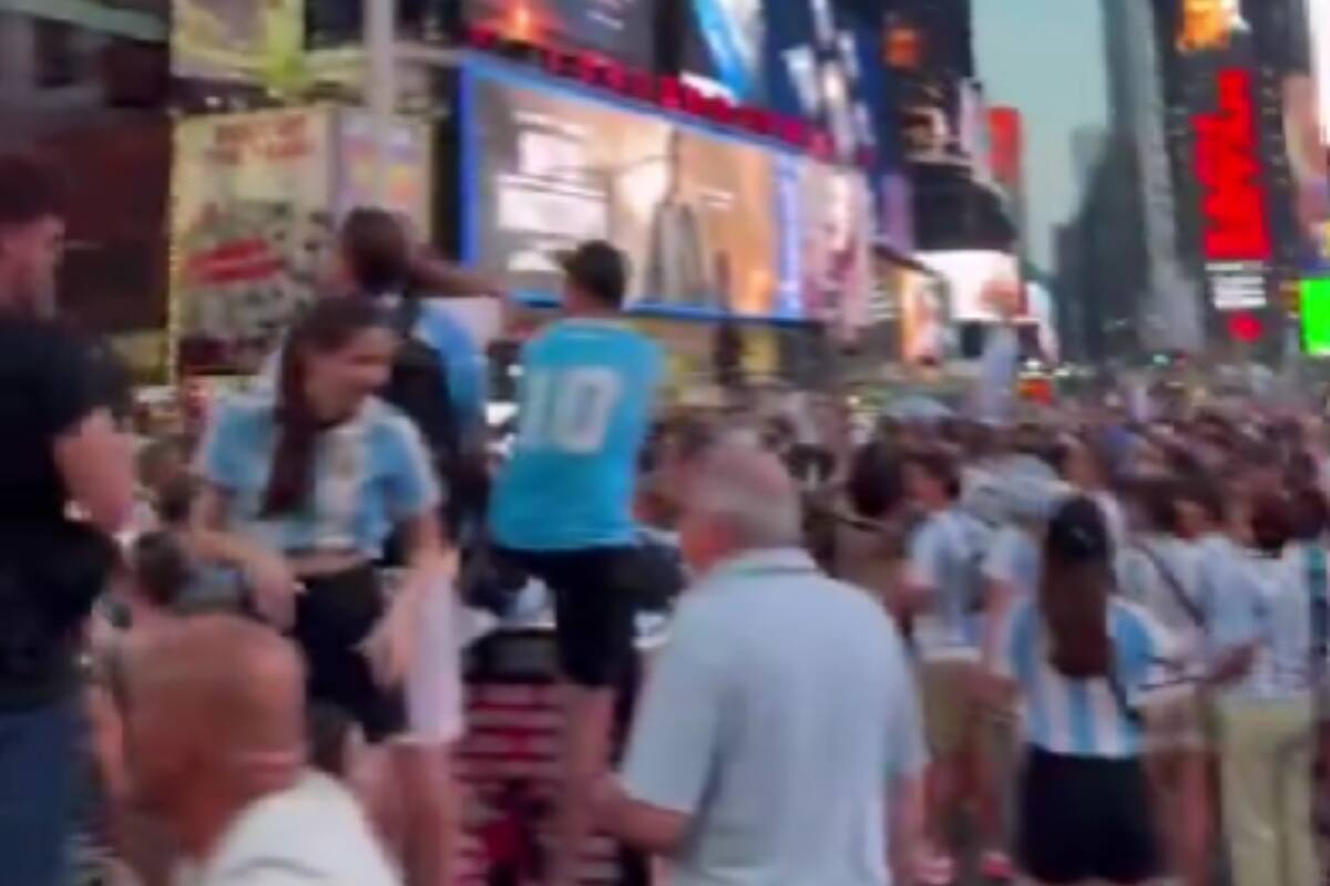 Hinchas argentinos hicieron la previa del partido ante Canadá en el Times Square.