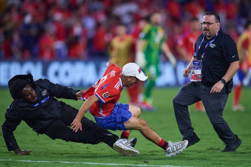 La seguridad en el Estadio de Orlando se vio superada por las ganas de los hinchas de La Roja de estar con los seleccionados. Fotos: Agencia Aton.