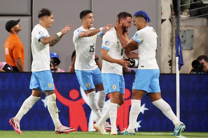 Uruguay quedó muy cerca de clasificar a la segunda fase tras vapulear a Bolivia. Foto: EFE.