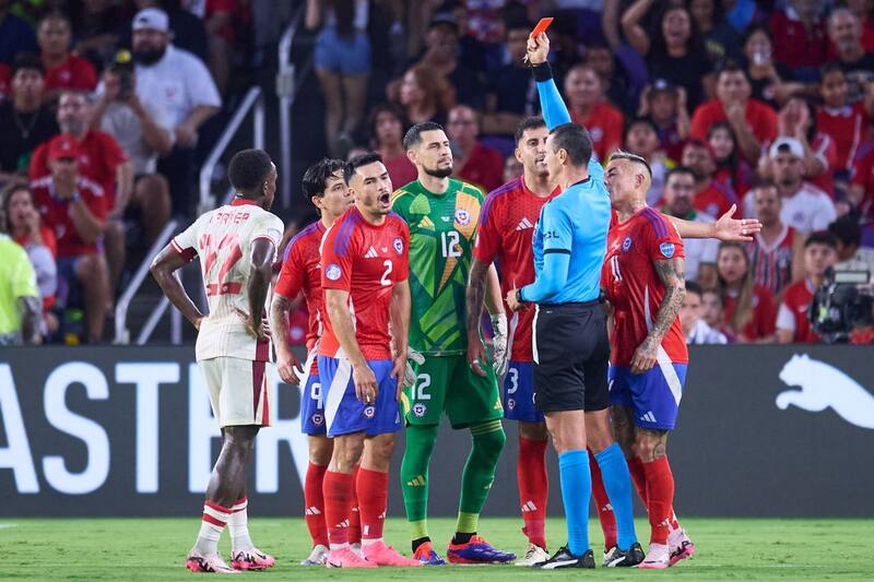 Wilmar Roldán expulsando a Gabriel Suazo en el último partido de La Roja por Copa América. Aton.