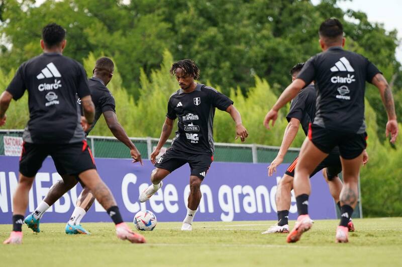 La Selección de Perú terminó con los trabajos en la Universidad de Dallas y está lista para enfrentar a Chile. Foto: EFE.