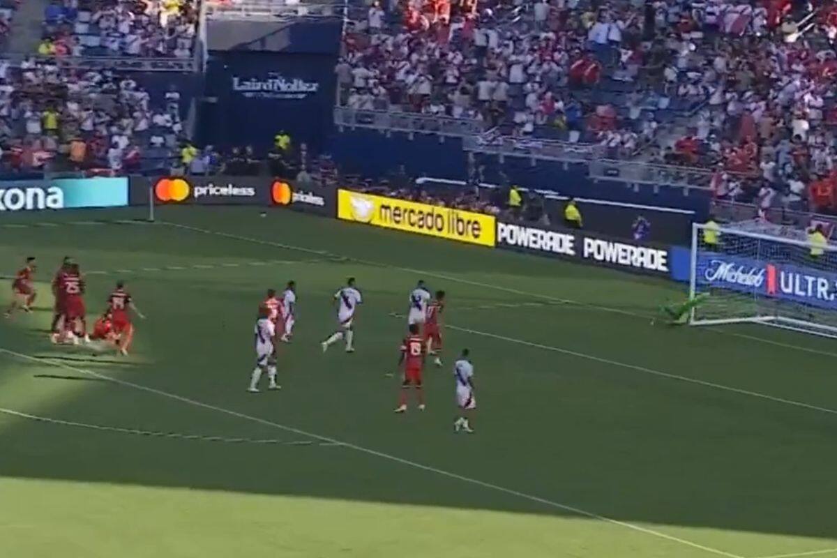 Paolo Guerrero tuvo la oportunidad del empate en el último minuto, pero el arquero canadiense estuvo soberbio.