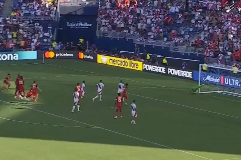 Paolo Guerrero tuvo la oportunidad del empate en el último minuto, pero el arquero canadiense estuvo soberbio.