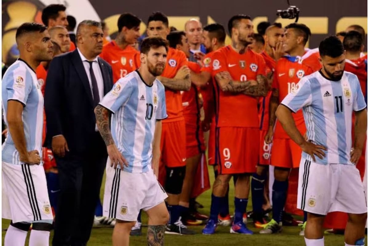 Una imagen icónica para Chile: Messi llora mientras al fondo La Roja celebra el título.