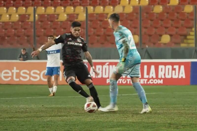 El arquero Nicolás Peranic de Universidad Católica fue protagonista de la polémica infracción al delantero Carlos Palacios de Colo Colo. (Foto: Agencia Aton)