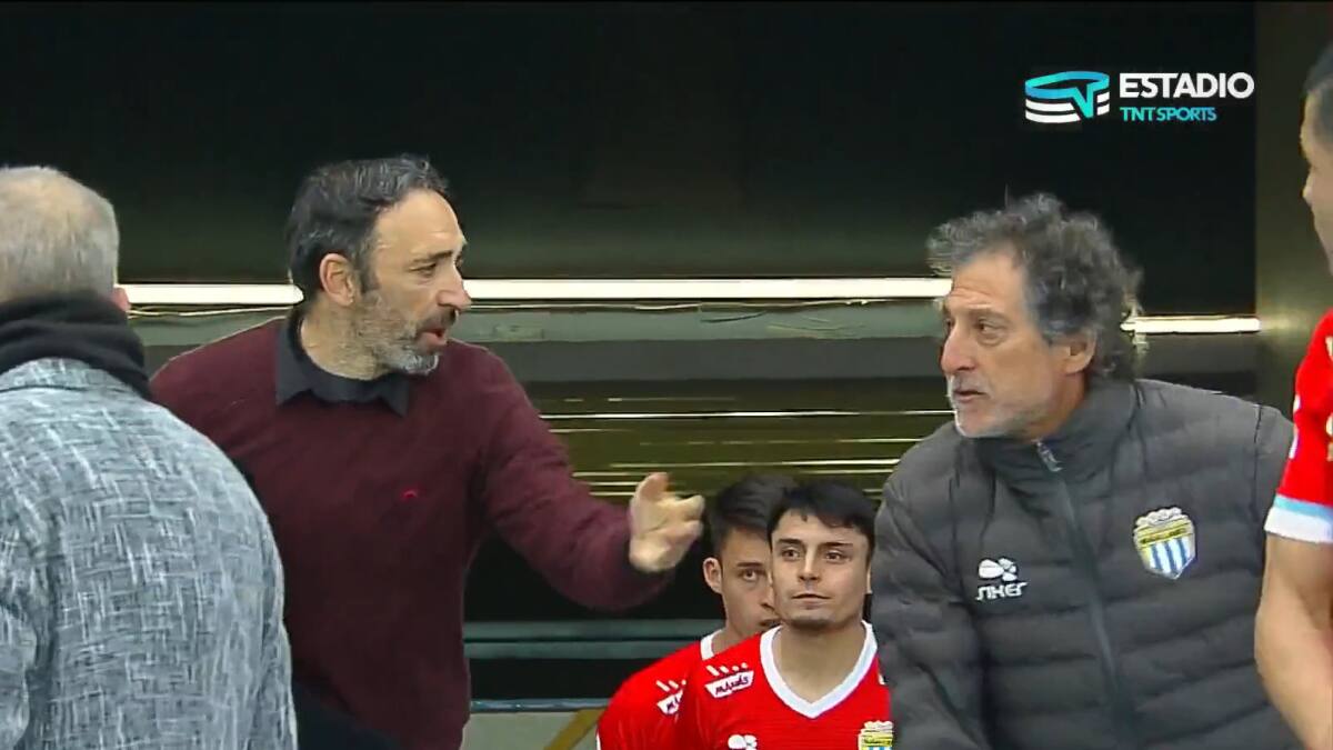 VIDEO | Casi se van a los golpes: el tenso cruce entre Mario Salas y Juan Manuel Azconzábal por Copa Chile