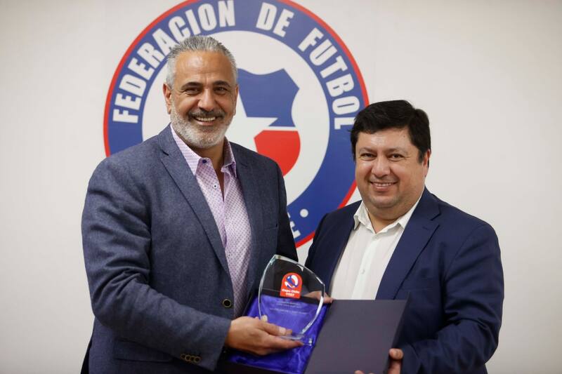 Pablo Milad haciendo entrega del galvano correcto a Universidad de Concepción