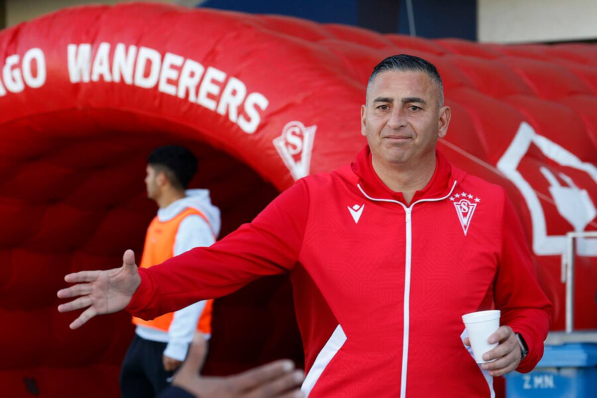 Hinchas deliraron con Jaime García tras el triunfo de Wanderers sobre la UC. Foto: Aton.
