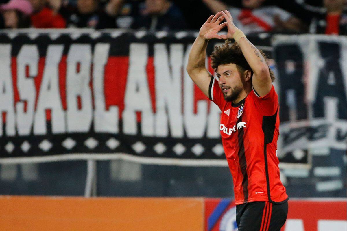 Maximiliano Falcón celebra el tanto que le dio a Colo Colo la victoria sobre Cobreloa en el Estadio Monumental, por la Copa Chile. Foto: Agencia Aton.