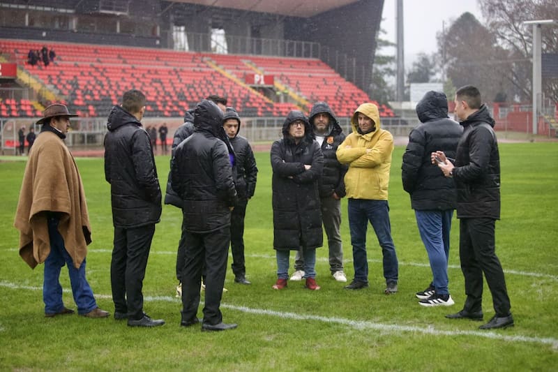 Tras la revisión del cuerpo arbitral, se decidió suspender el partido entre Comuncal Cabrero y Rangers por la Copa Chile. Foto: Rangers.